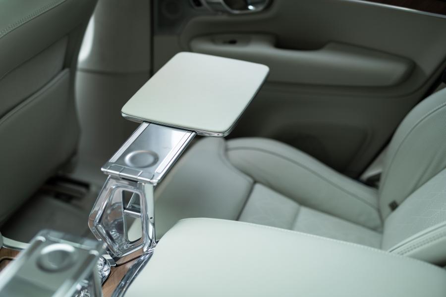 Интерьер Volvo XC90 T8 Excellence 2015 года  (JP) (фото 6 из 16)
